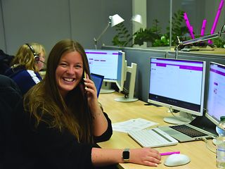 Deutsche Telekom employees volunteer on the donation hotline.