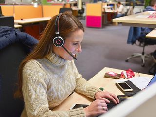 Deutsche Telekom employees volunteer on the donation hotline.