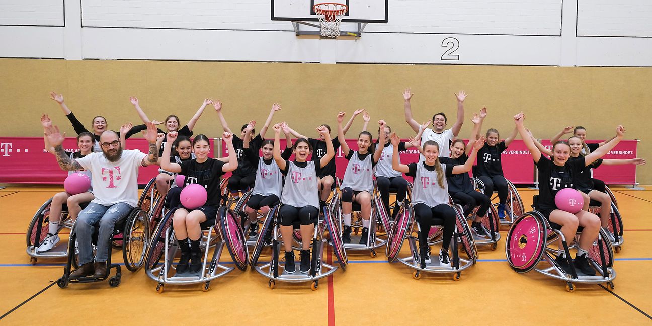 Rollstuhlbasketball-Mannschaft jubelt.
