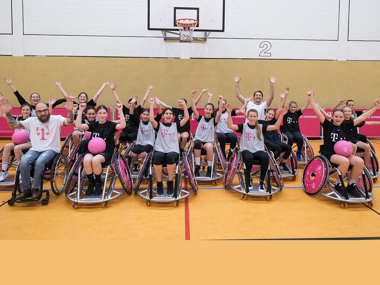 Rollstuhlbasketball-Mannschaft jubelt.