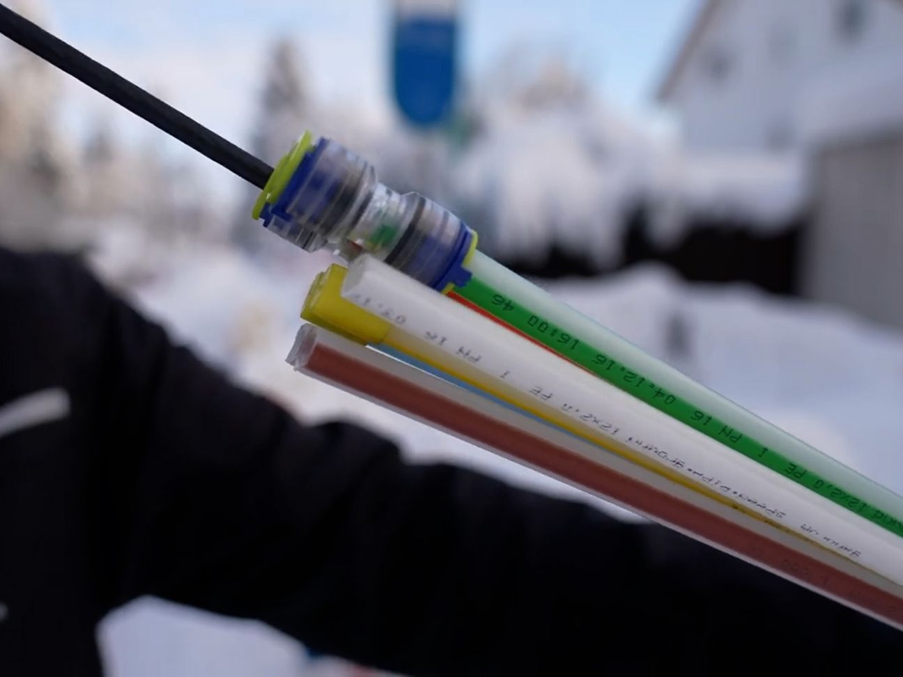 Glasfaserkabel im Schnee.
