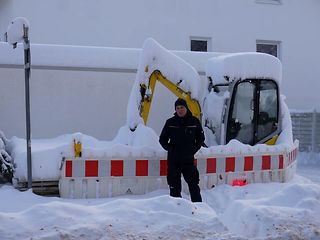 Unternehmenssprecher Markus Jodl vor eingeschneiter Baustelle.