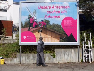 Plakat mit der Aufschrift „Unsere Antennen suchen ein Zuhause“