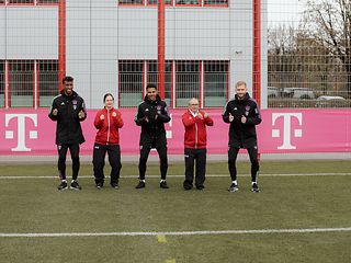 Von links nach rechts: Hier tanzen Kingsley Coman, Patricia Schramm, Serge Gnabry, Daniel und Konrad Laimer.