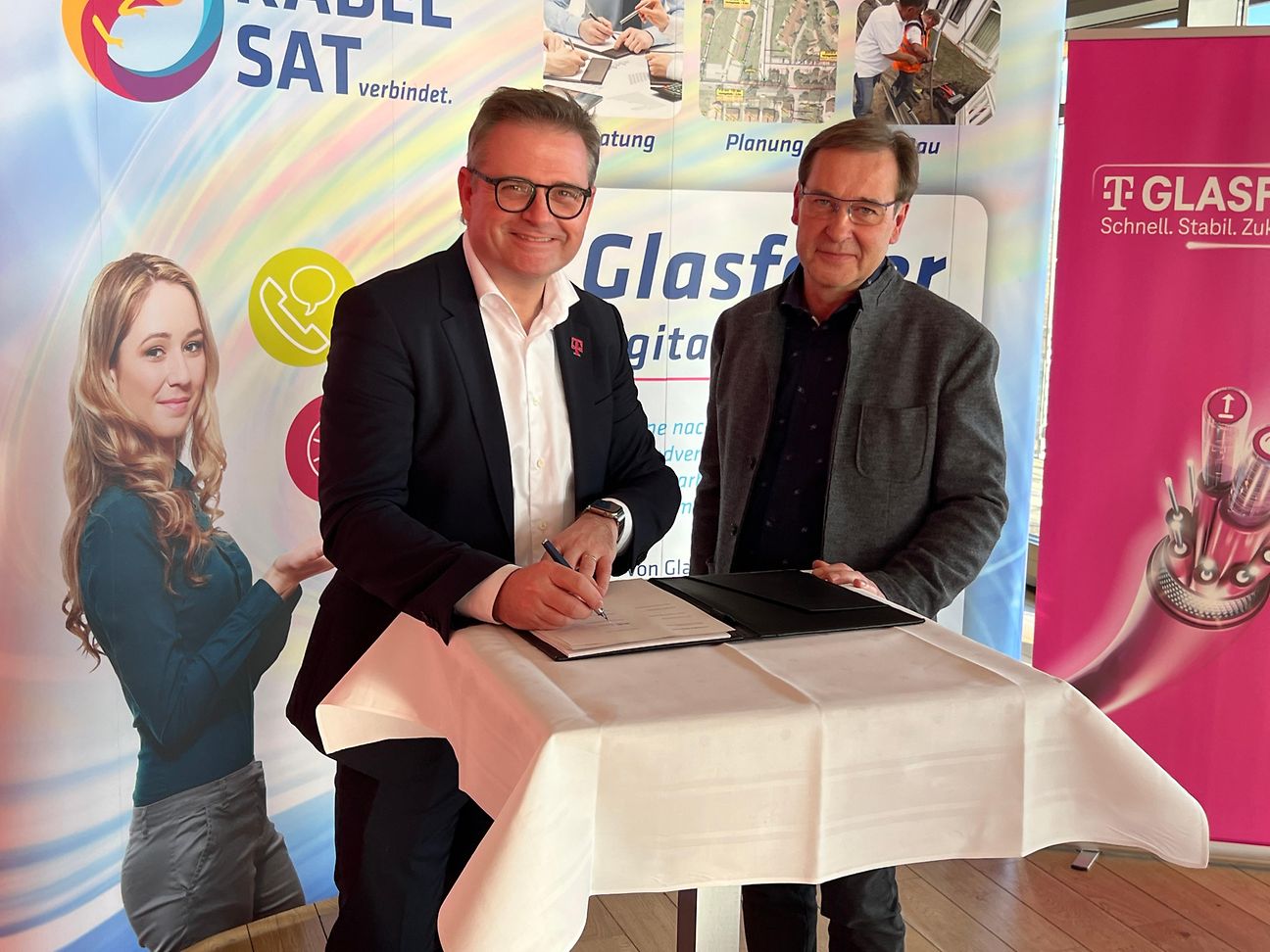 Thilo Höllen und Rolf Hoffmann unterschrieben am Fährhafen bei Sassnitz den Kooperationsvertrag.