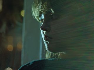 Junge Frau, seitlich dargestellt, schaut aus dem Fenster, Lichtreflex über Bild Quelle: Deutsche Telekom