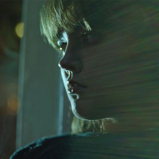 Junge Frau, seitlich dargestellt, schaut aus dem Fenster, Lichtreflex über Bild Quelle: Deutsche Telekom
