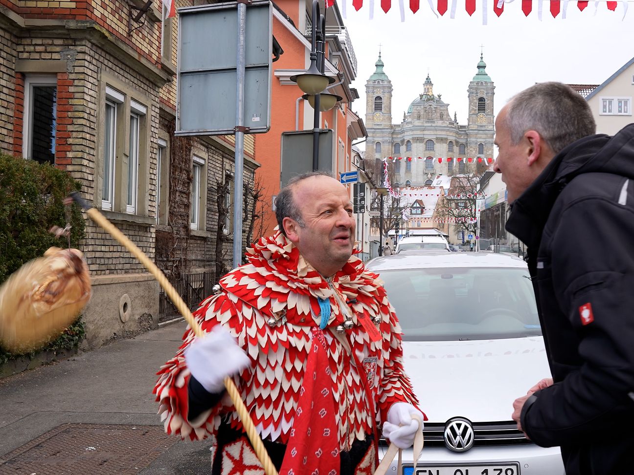 Telekom-Mitarbeiter Claus-Dieter Baur (l.) zeigt Unternehmenssprecher Markus Jodl den „Narrensprung.“ 