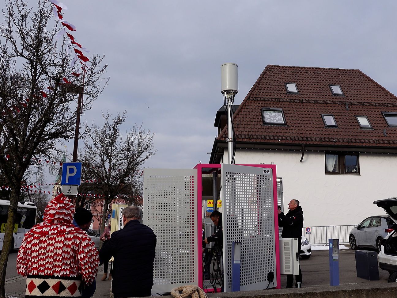 Die mobilen Masten werden aufgebaut.
