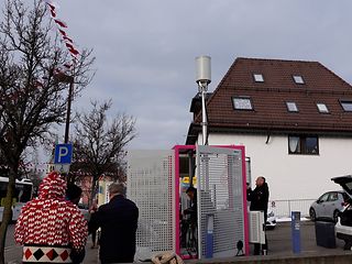 Die mobilen Masten werden aufgebaut.