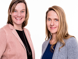 Das Bild zeigt Christine Rößler und Anja Zalewski, Expertinnen der Telekom, die den Digital Services Act (DSA) erklären