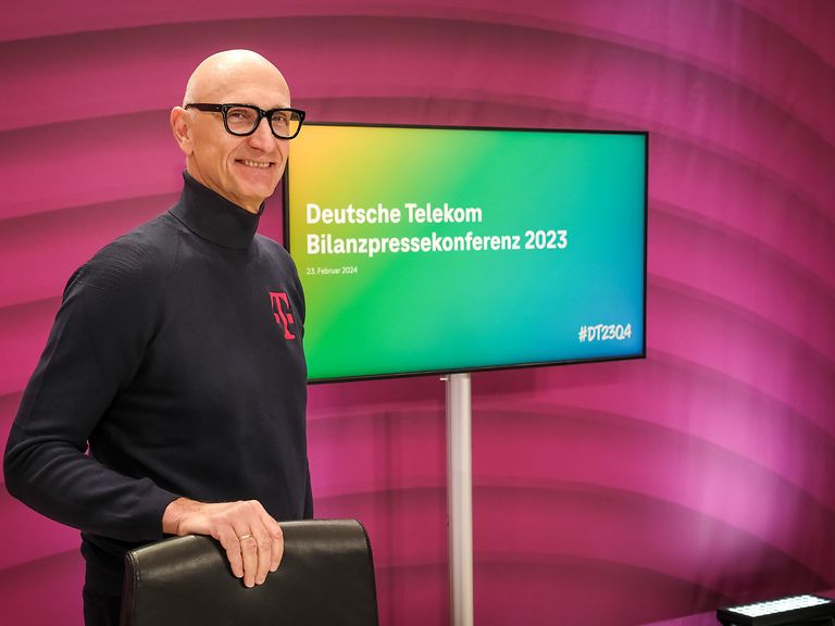 Tim Höttges auf der Pressekonferenz.