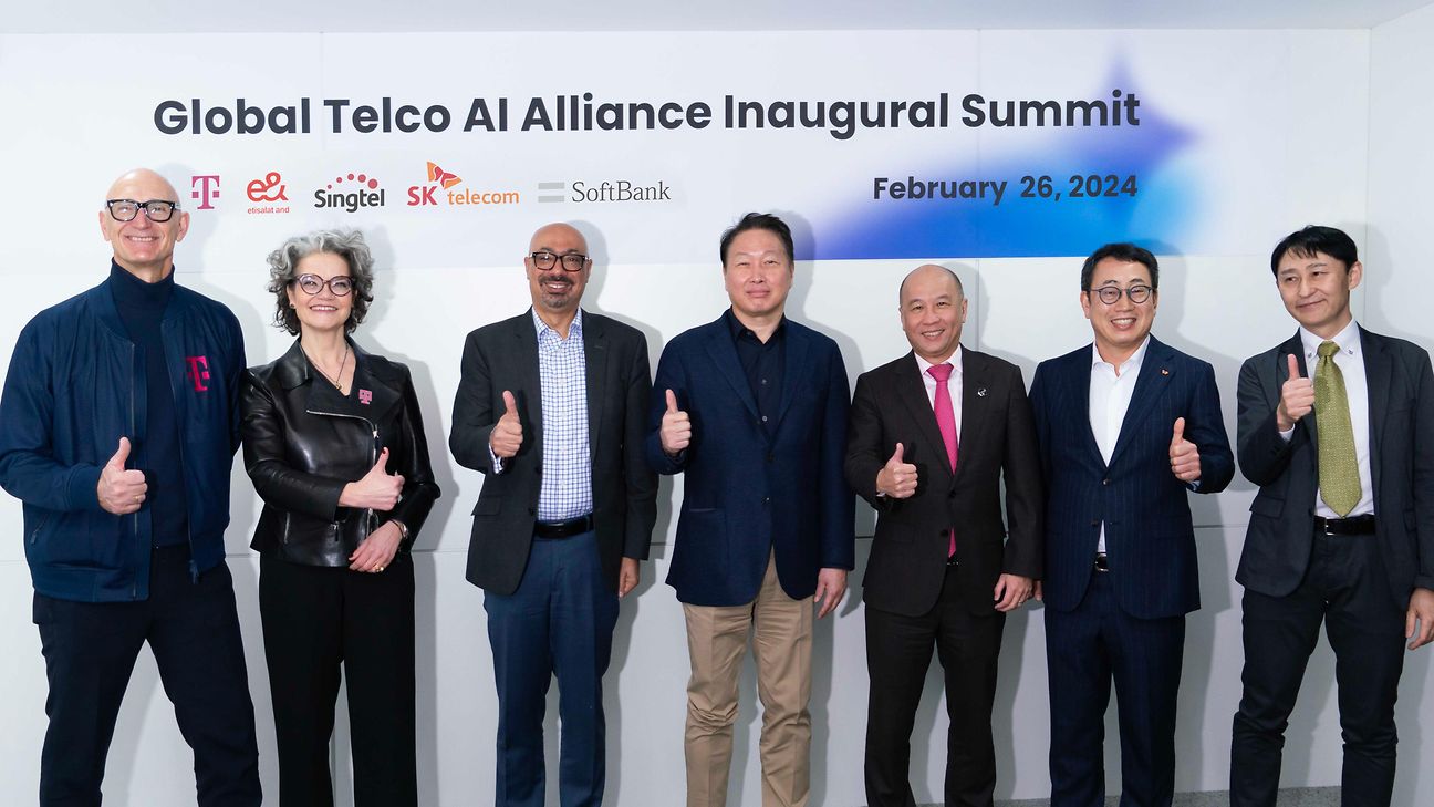 From left: Tim Höttges, Claudia Nemat, Hatem Dowidar, chey Tae-won, Yuen Kuan Moon, Ryu Youg-sang, Tadashi lida.