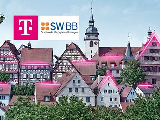 Altstadt von Bietigheim-Bissingen mit Fachwerkhäusern. Logos Telekom und Stadtwerke Bietigheim-Bissingen