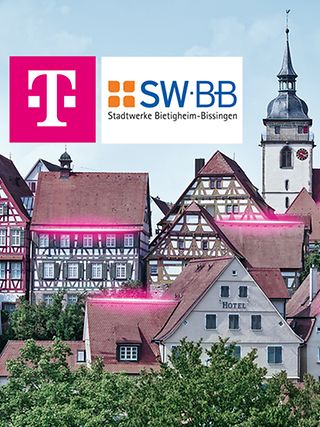 Altstadt von Bietigheim-Bissingen mit Fachwerkhäusern. Logos Telekom und Stadtwerke Bietigheim-Bissingen