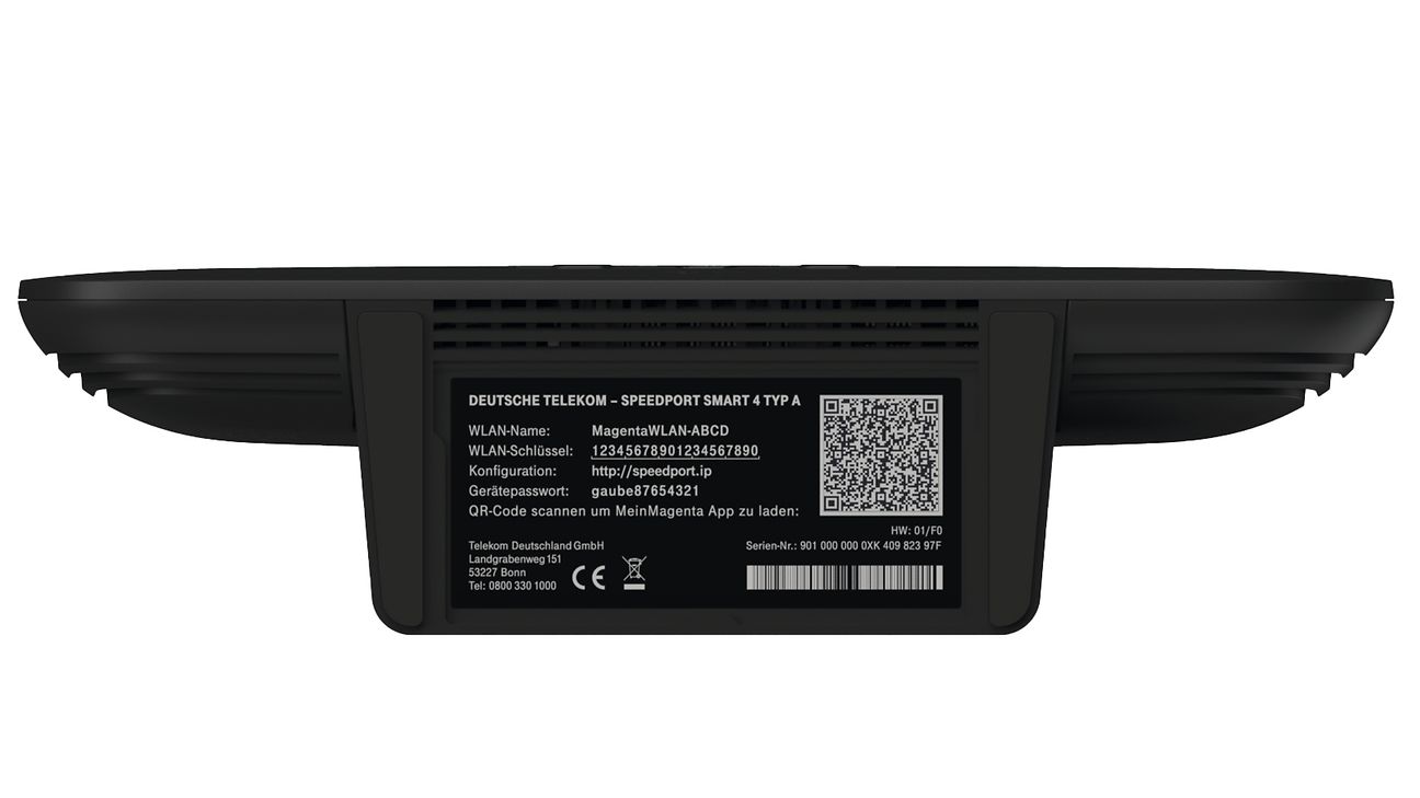 Unterseite eines Telekom-Routers. Auf dem Fuß des Geräts sind alle wichtigen Zugangsdaten aufgedruckt.