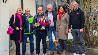 Kunde Artur Wiezorek und Vertreter von Telekom und Stadtwerken Sindelfingen stehen vor seinem Haus in Maichingen-Süd.