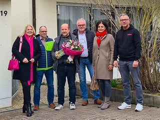 Kunde Artur Wiezorek und Vertreter von Telekom und Stadtwerken Sindelfingen stehen vor seinem Haus in Maichingen-Süd.