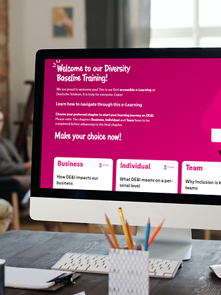 Auf einem Bildschirm ist das eLearning zu sehen.