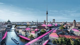 Stadtansicht von Berlin mit magentafarbenen Lichtelementen