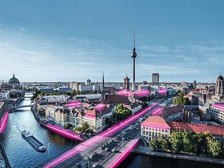Stadtansicht von Berlin mit magentafarbenen Lichtelementen