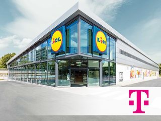 Eingang einer Filiale des Discounters Lidl. Darunter ist das Logo der Deutschen Telekom eingeblendet.