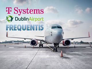 Flugzeug mit drei Logos von T-Systems, Airport Dublin und Frequentis.