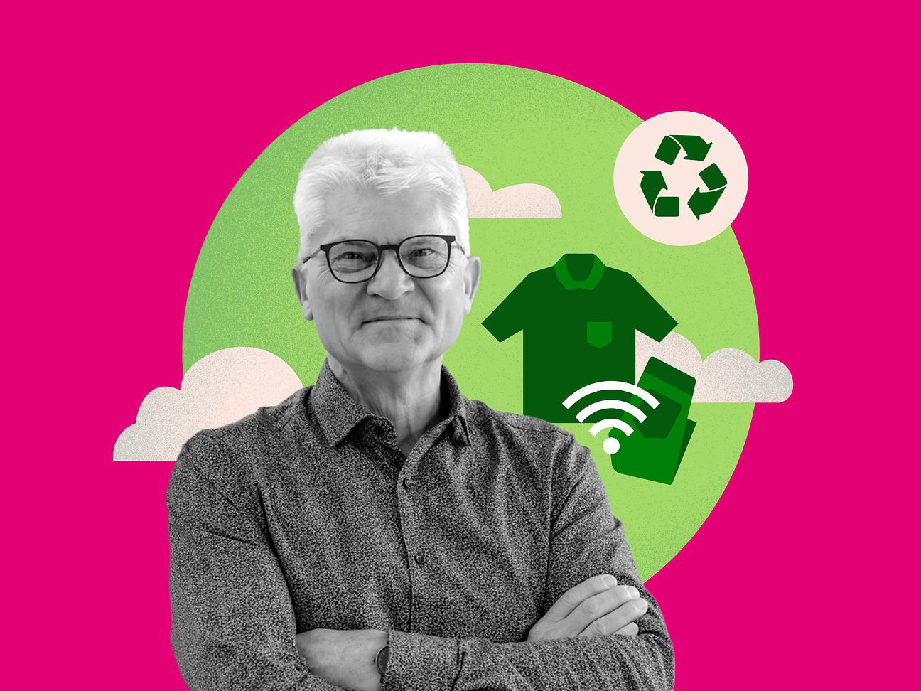 Ruediger Adam vor einem magentafarbenen Hintergrund mit Illustration vom Recyling-Symbol und einem T-Shirt. 