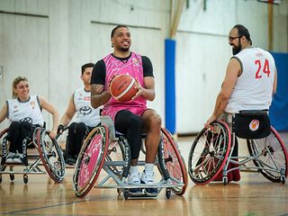 Savion Flagg von den Bonner Baskets am Ball.