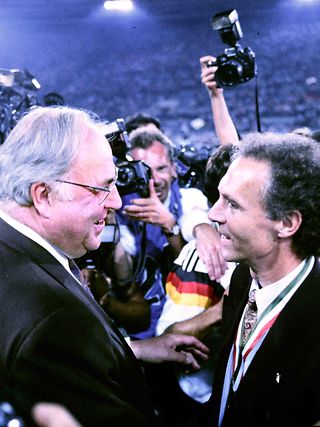 Weltmeisterschaft im Wiedervereinigungsjahr 1990:Helmut Kohl (l.) und Franz Beckenbauer