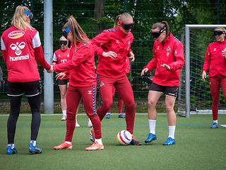 Die FC Frauen bei der Blindenfußball-Einheit. 
