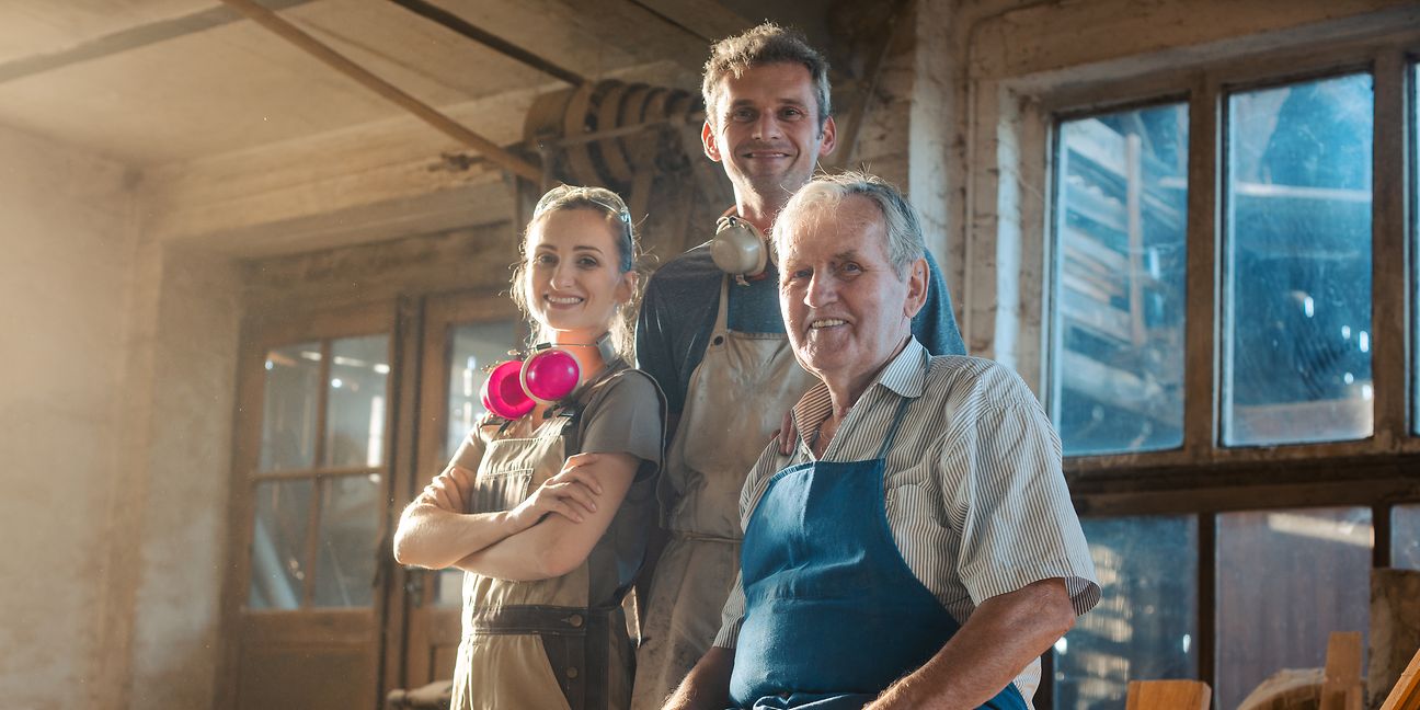 Drei Personen in Werkstatt