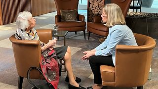 Margot Friedländer (links) im Gespräch mit Telekom Personalvorständin Birgit Bohle.