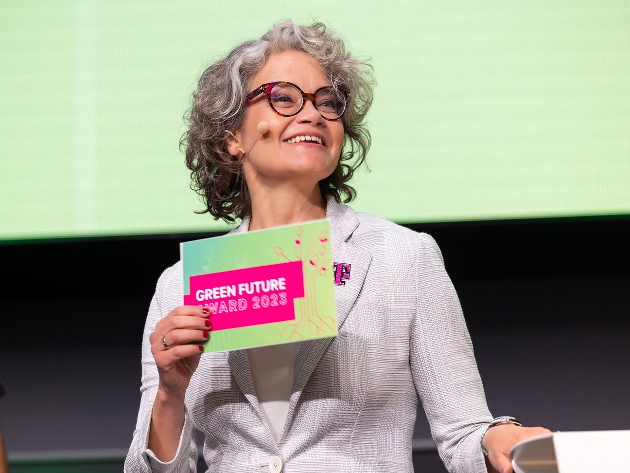 Claudia Nemat präsentiert den Green Future Best Practice Award