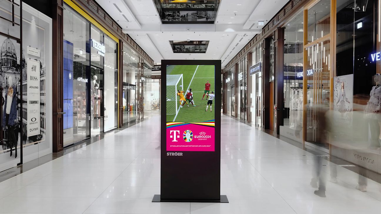 Ein Ströer Public-Video-Screen in einer Einkaufsstraße.
