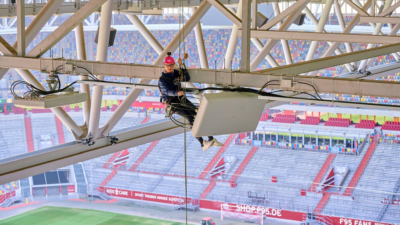 Tim testet EM-Stadion.