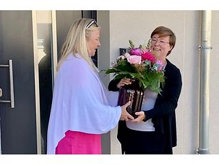 Sabine Wittlinger überreicht Louisa Bucher einen Blumenstrauß. 