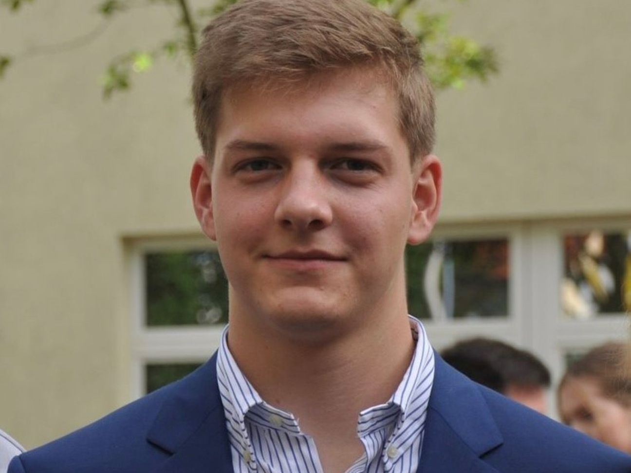 Autor Tim Stark. Ein junger Mann, draußen vor einem Gebäude