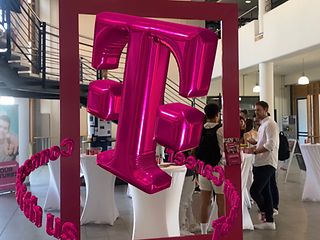 Ein schwebendes magenta T