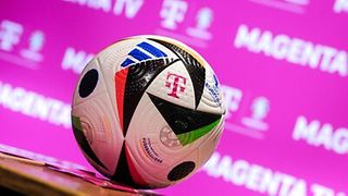 Ein Fußball
