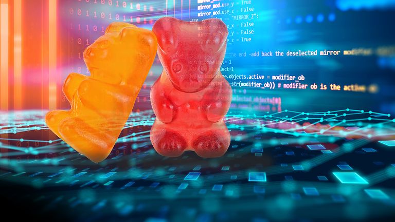 Zwei Gummibärchen vor einer Umgebung aus Softwarecodes