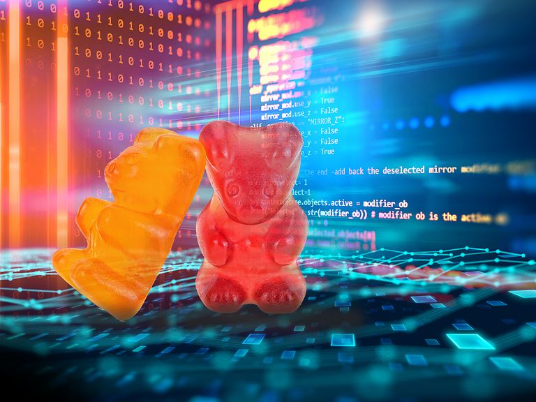 Zwei Gummibärchen vor einer Umgebung aus Softwarecodes