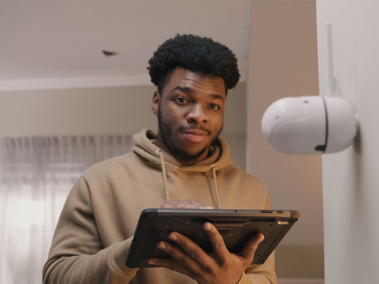 Ein Mann arbeitet mit einem Tablet-Computer.