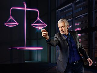 Mann in futuristischer Umgebung