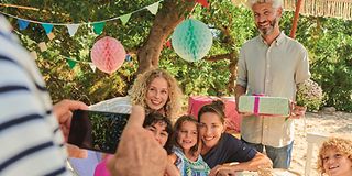 Familie feiert im Garten Geburtstag