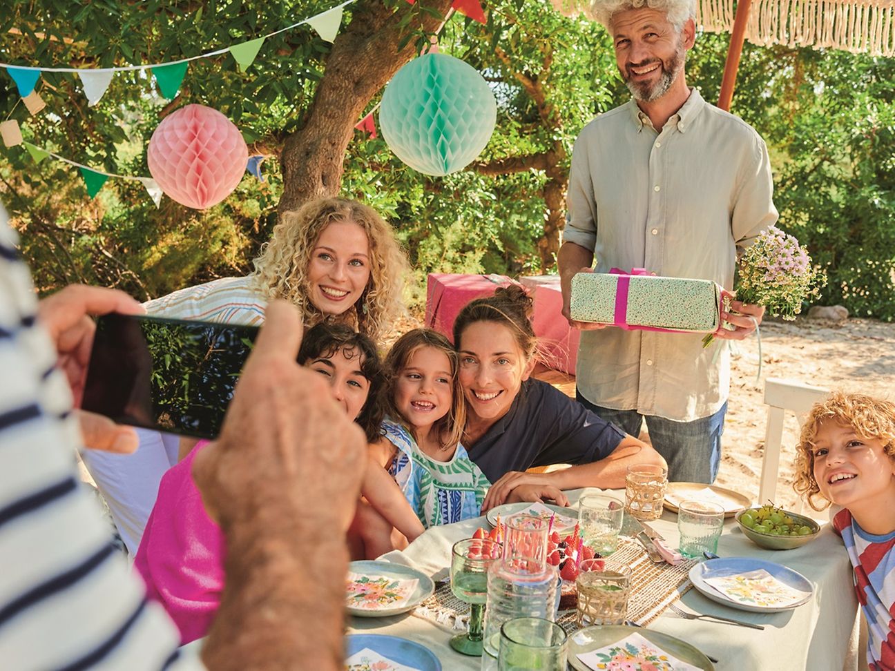 Familie feiert im Garten Geburtstag