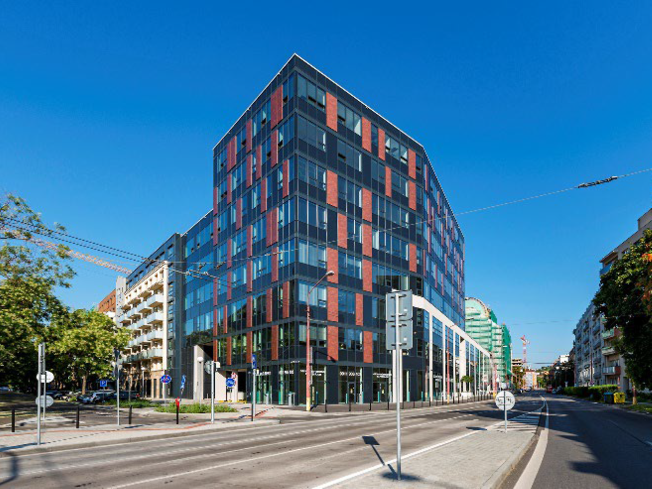 Gebäude der Deutschen Telekom Services Europe in Bratislava an einer Straße und mit blauem Himmel
