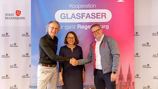 Kooperation zwischen Telekom und R-Kom für einhundert Prozent Glasfaser in Regensburg.