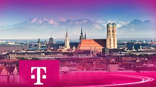 Skyline von München vor Alpenpanorama.
