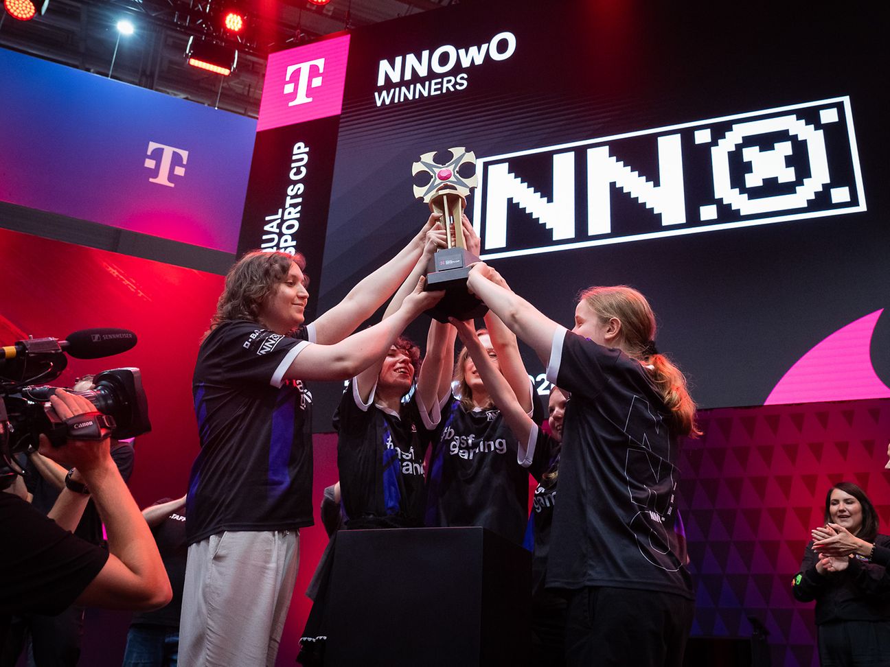 Das Team NNOwO gewinnt den Equal eSports Cup.